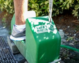 Treadblaster Tennis Shoe Cleaner Removes Har-Tru Clay from Shoes